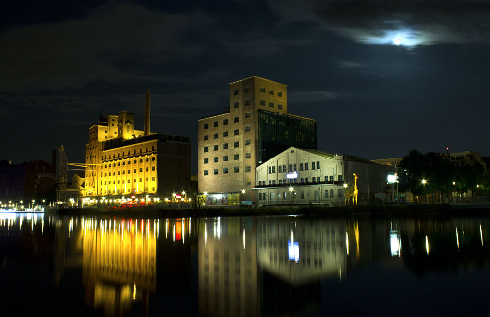 Duisburger Innenhafen bei Nacht