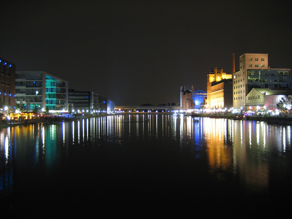 Duisburger Innenhafen bei Nacht