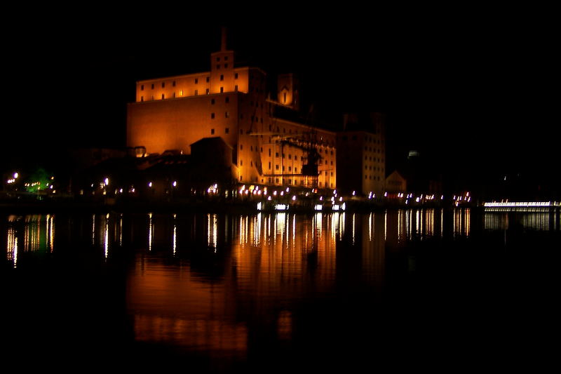 Duisburger Innenhafen bei Nacht