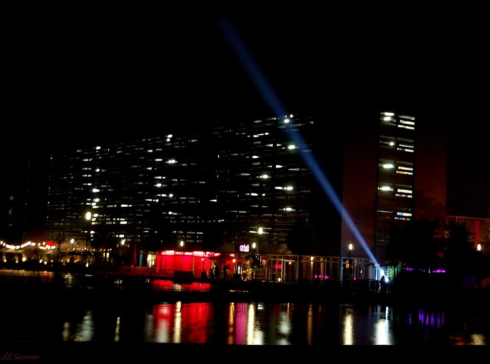 Duisburger Innenhafen bei Nacht