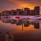 Duisburger Innenhafen im frühen Abendlicht.