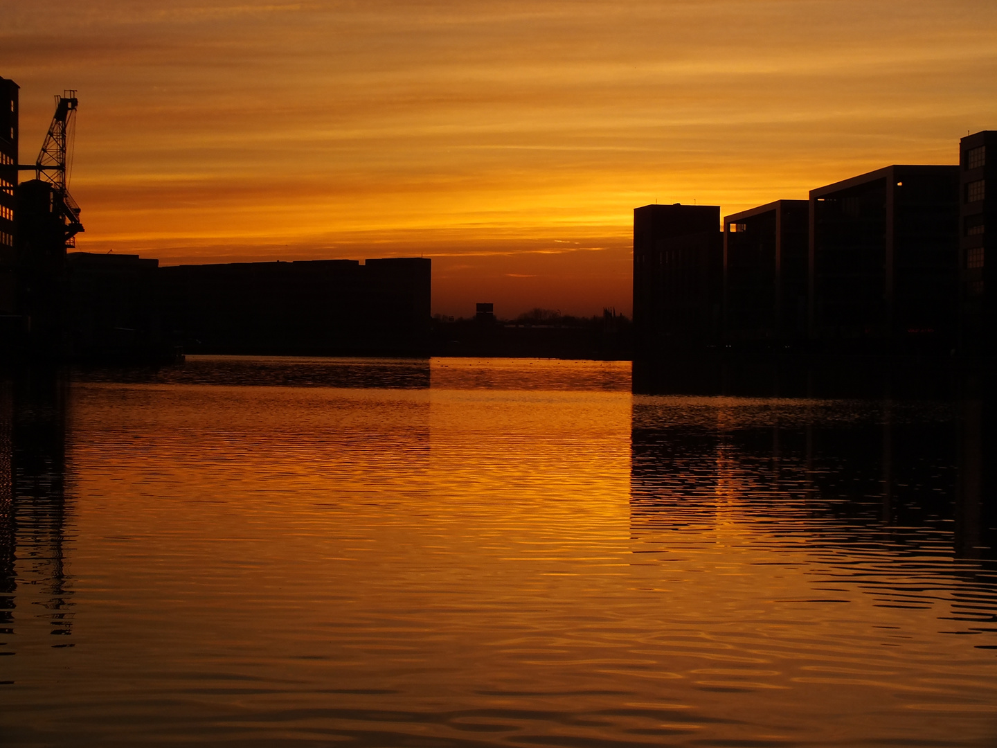 Duisburger Innenhafen im Licht der Abendsonne
