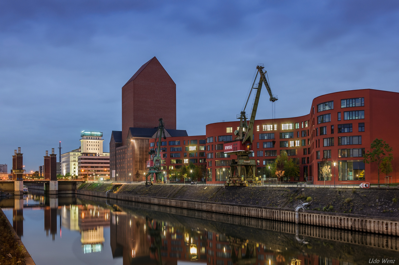 Duisburger Innenhafen mit Blick auf die Schwanentorbrücke