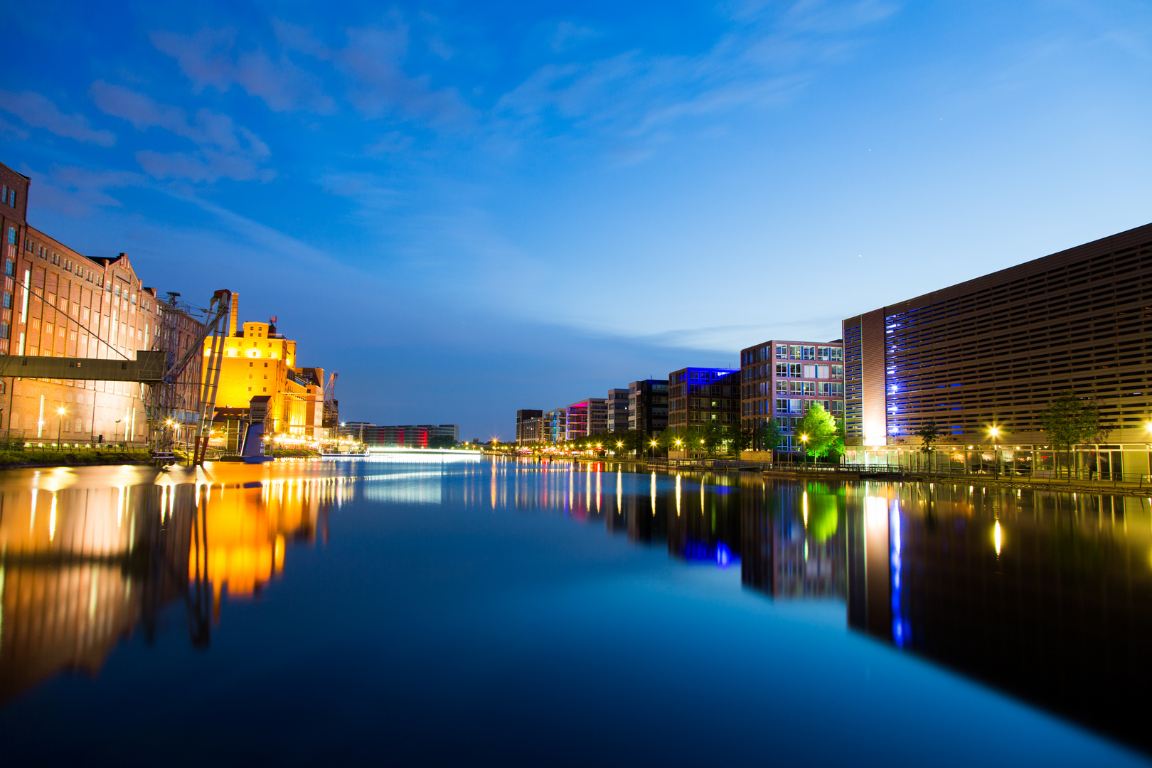 Duisburger Innenhafen zur blauen Stunde