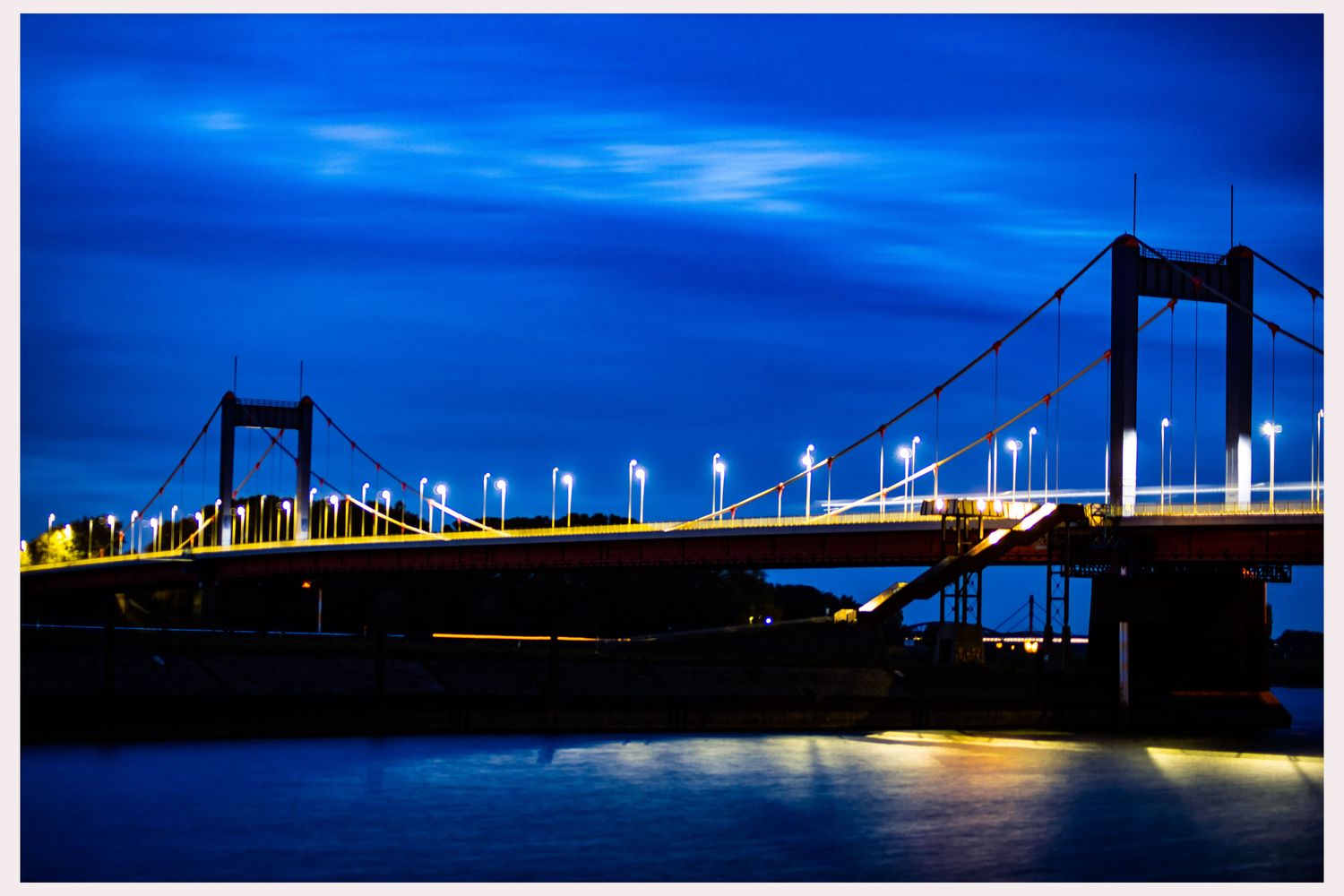 Duisburger Rheinbrücke am Abend