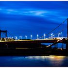 Duisburger Rheinbrücke am Abend