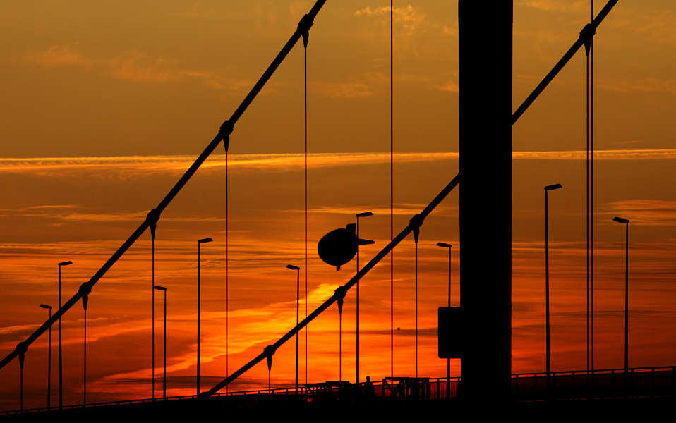 Duisburger Rheinbrücke mit Zeppelin