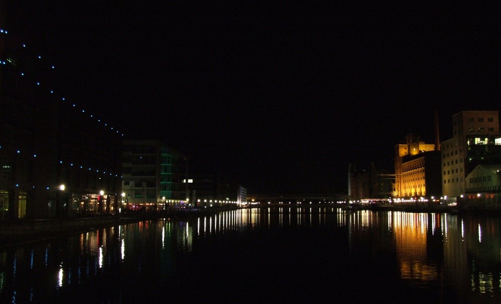Duisburgs Hafen bei Nacht