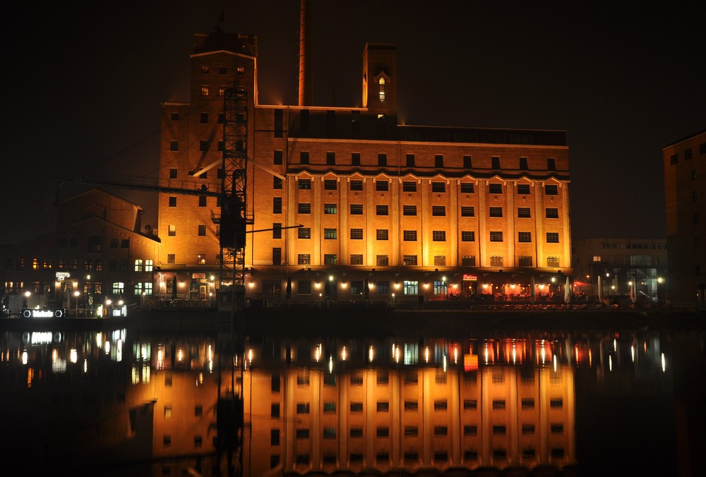 Duisburg's Innenhafen bei Nacht