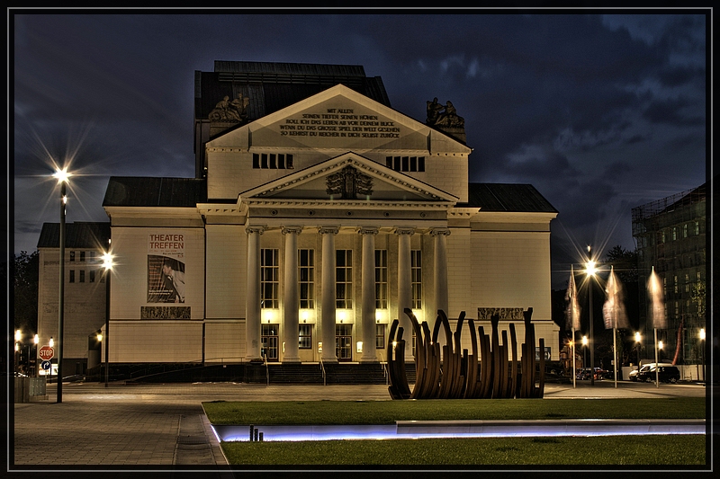 Duisburgs Theater bei Nacht