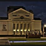 Duisburgs Theater bei Nacht