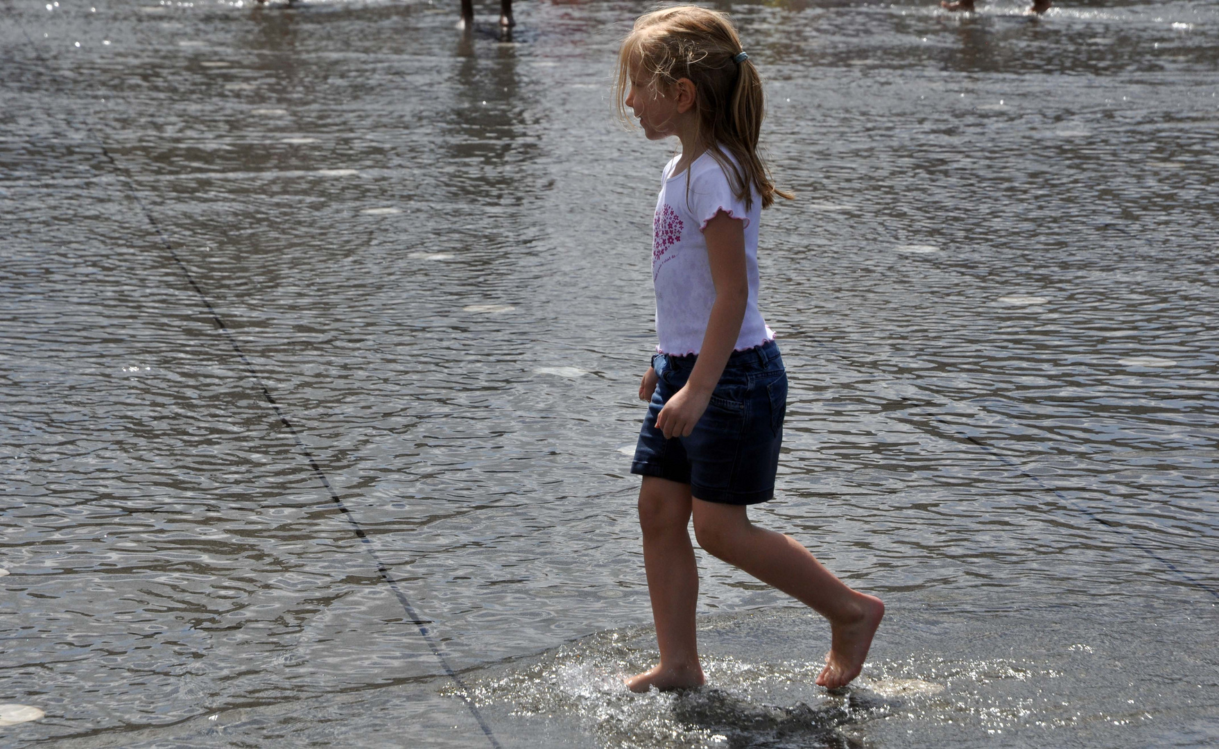 d'un pas décidé! (petite fille au miroir d'eau (bordeaux )