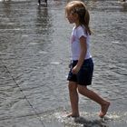 d'un pas décidé! (petite fille au miroir d'eau (bordeaux )