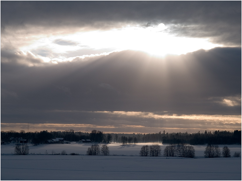 Dunke Wolken am Horizont