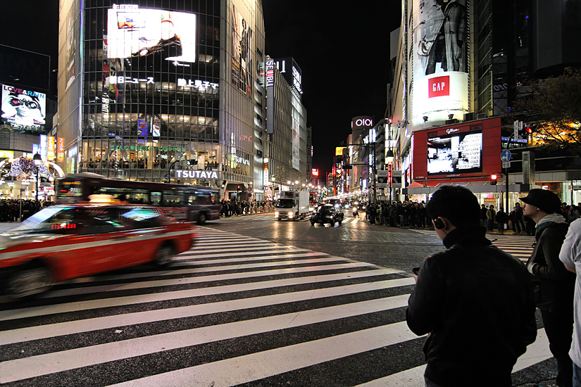 Dunkel + Bunt + Menschen + sehr viele Mensche = Shibuya