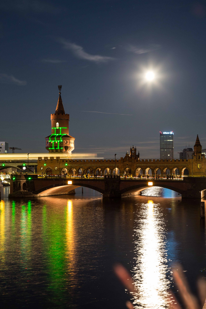 Dunkel war's, der Mond schien helle, als 'ne U-Bahn blitzeschnelle....