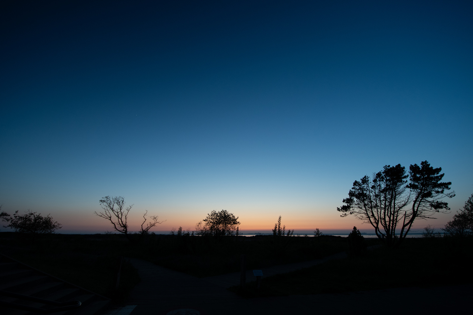 dunkelblaue Stunde, geringes Gegenlicht