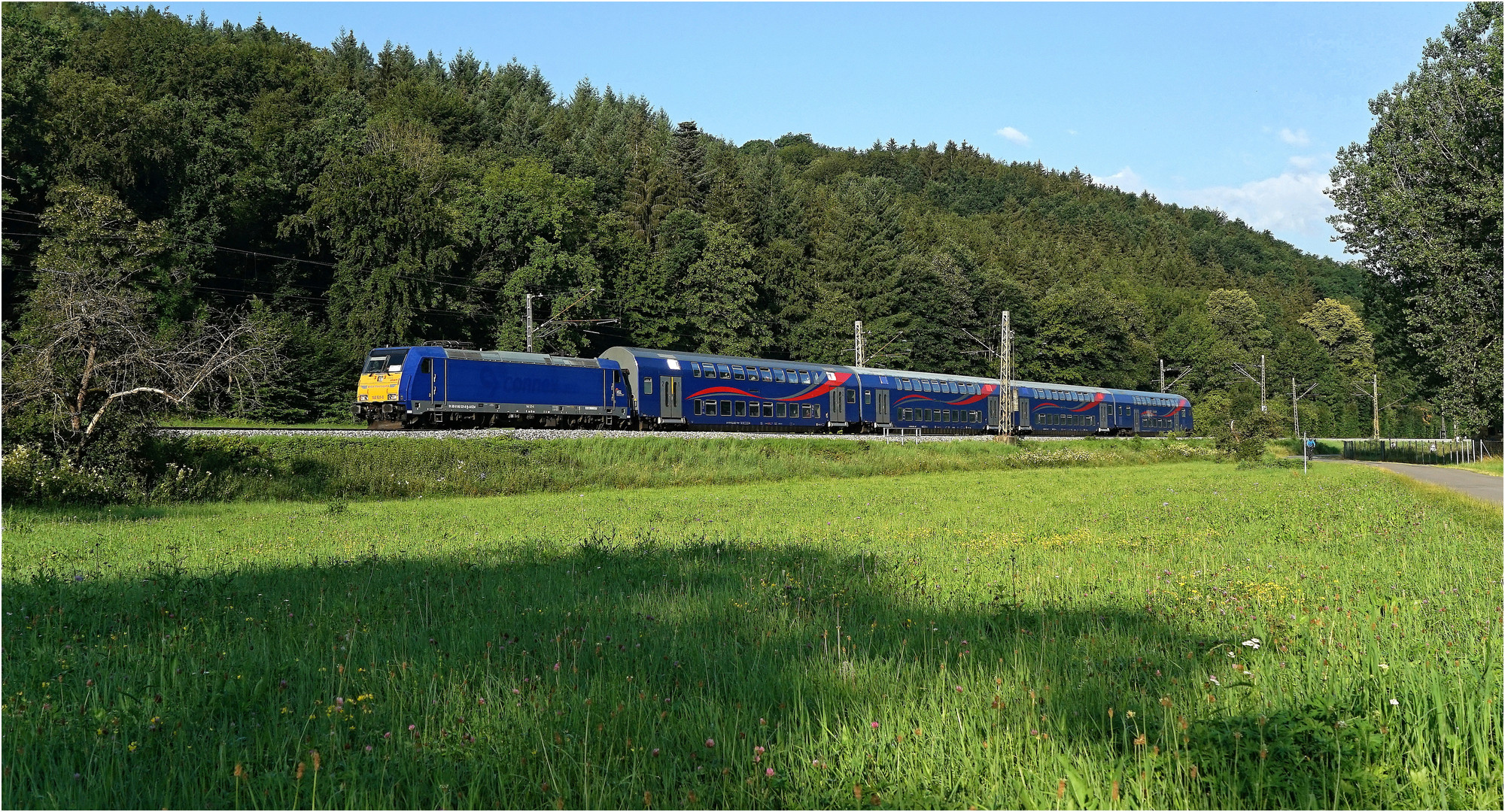 Dunkelblauer Ersatzverkehr