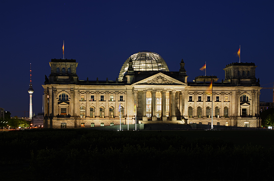 ... dunkelblauer Reichstag ...