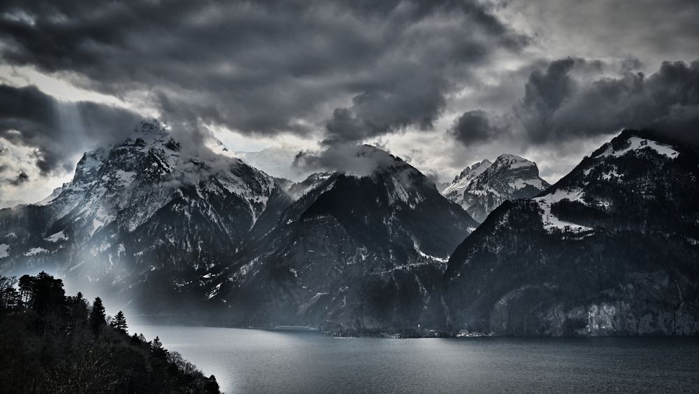 Dunkele Wolken über den Vierwaldstättersee