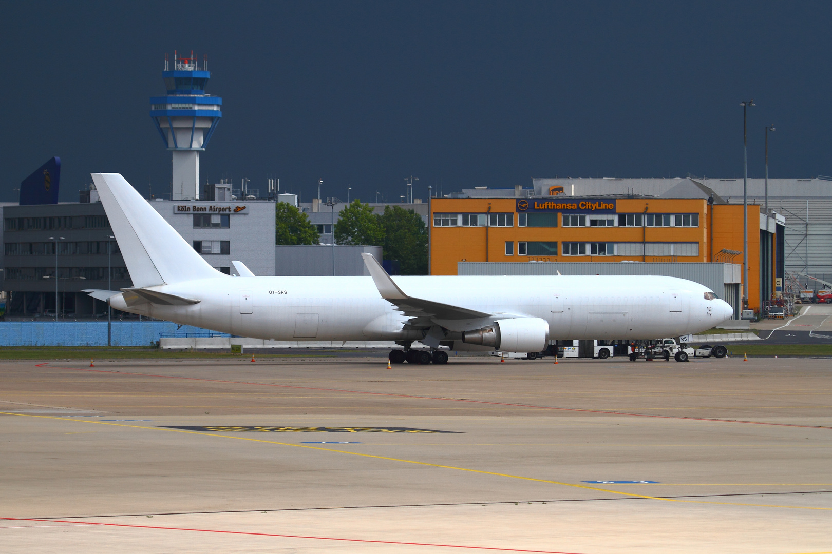 Dunkelheit über dem Flughafen #01