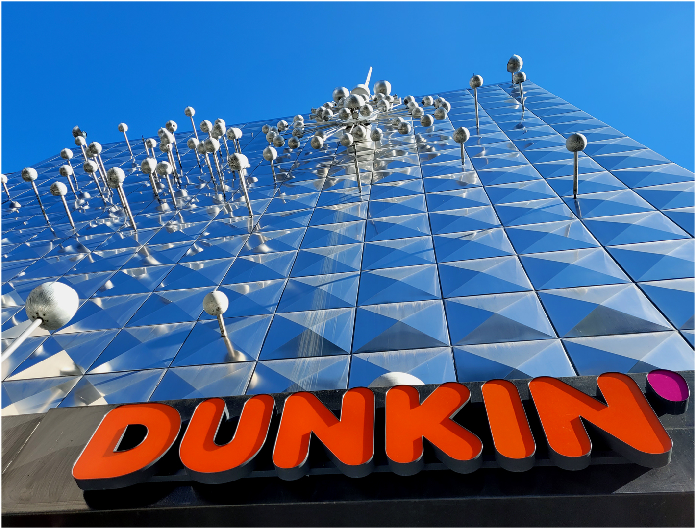 DUNKIN' frisst Licht und Bewegung