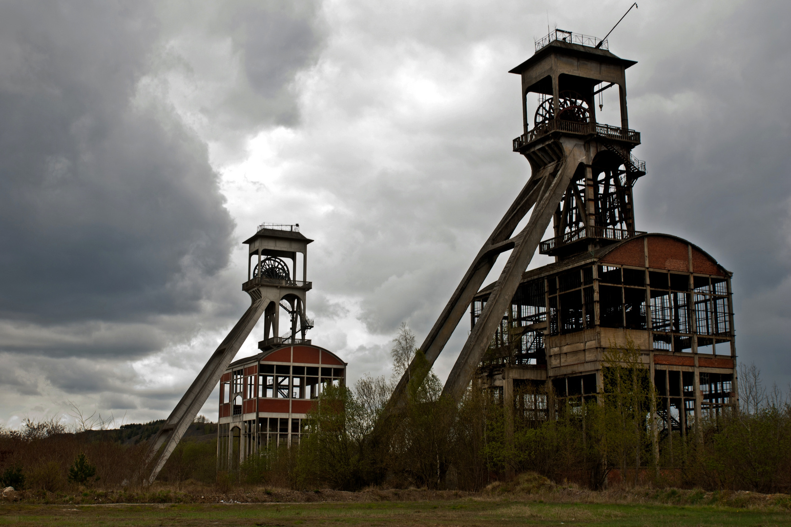 dunkle Abendwolken über Industriebrache in Maasmechelen