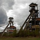 dunkle Abendwolken über Industriebrache in Maasmechelen