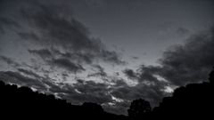 Dunkle, bedrohliche Abendwolken mit Weitwinkelobjektiv aufgenommen