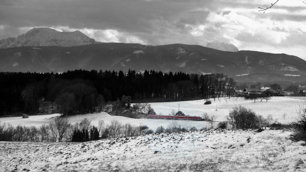 Dunkle Berge im Hintergrund