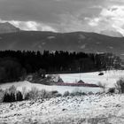 Dunkle Berge im Hintergrund