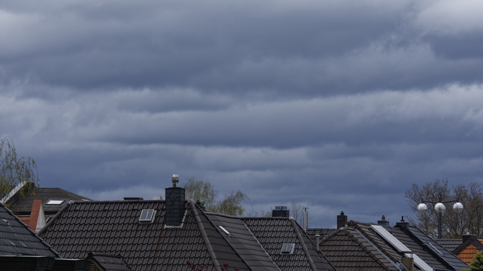 Dunkle, fast schwarze Regenwolken über dem Bonner Süden