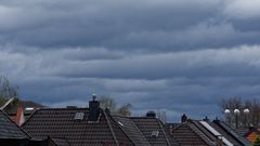 Dunkle, fast schwarze Regenwolken über dem Bonner Süden