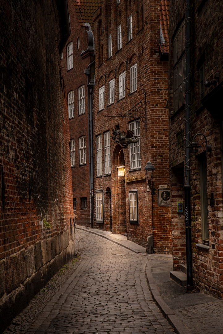 Dunkle Gasse Foto & Bild city, world, lübeck Bilder auf