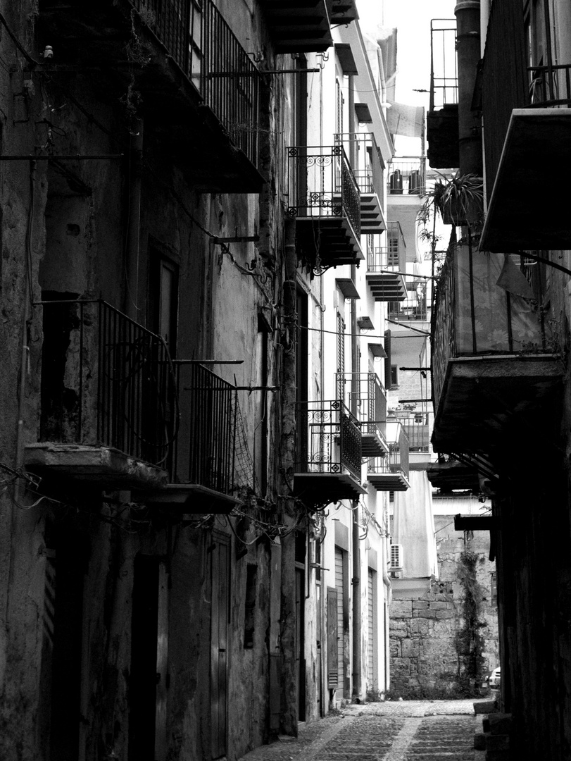 Dunkle Gasse in Palermo