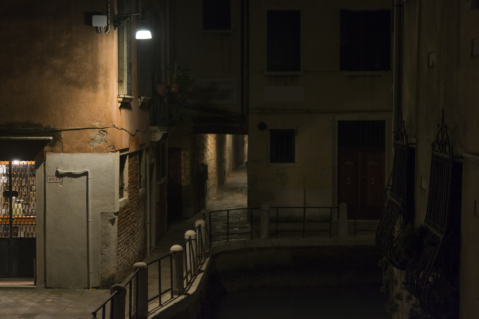 Dunkle Gasse in Venedig