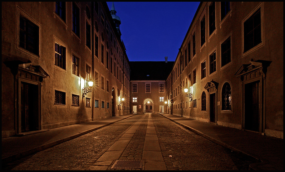 dunkle Gasse - (München)