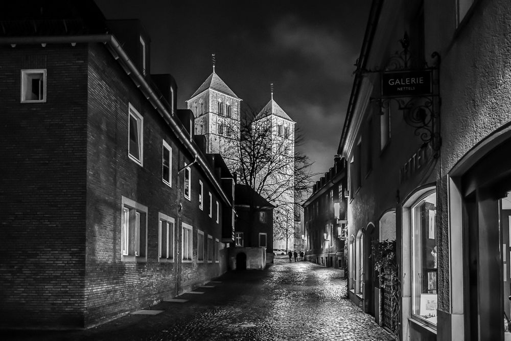 Dunkle Gasse und Paulus Dom