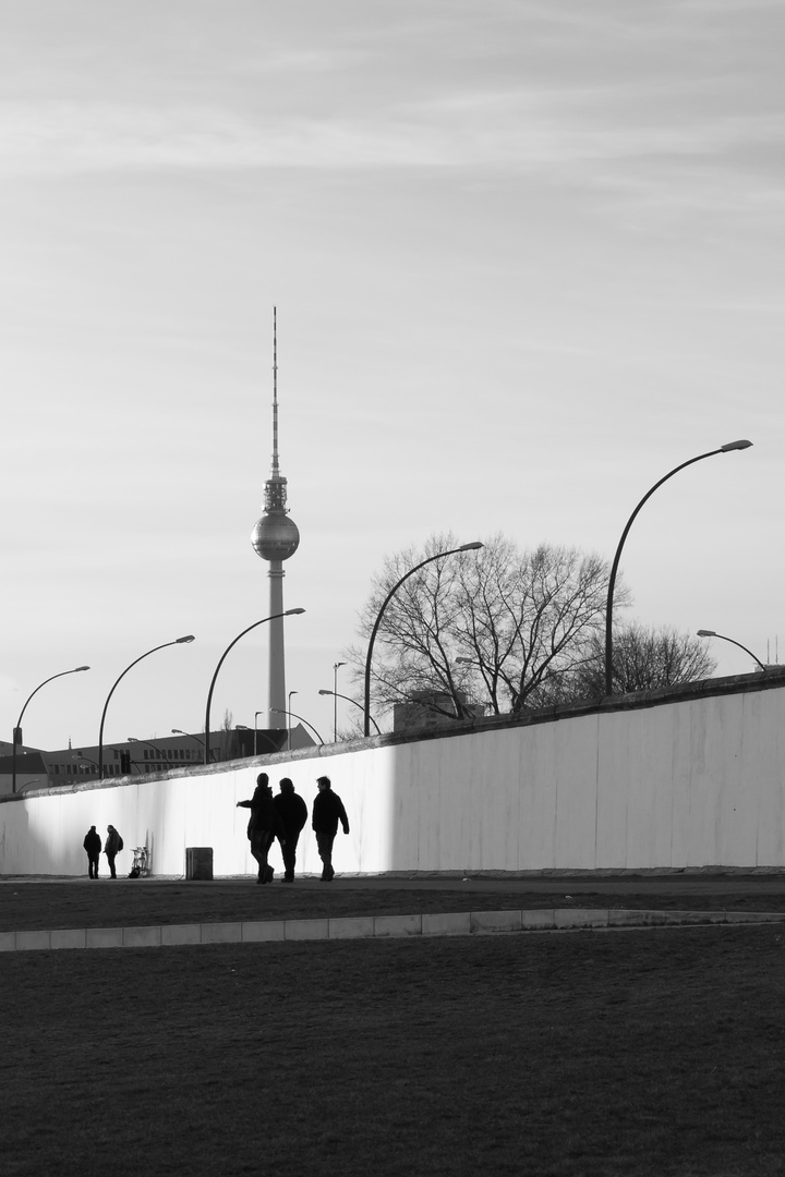 Dunkle Gestalten am Fernsehturm