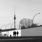 Dunkle Gestalten am Fernsehturm