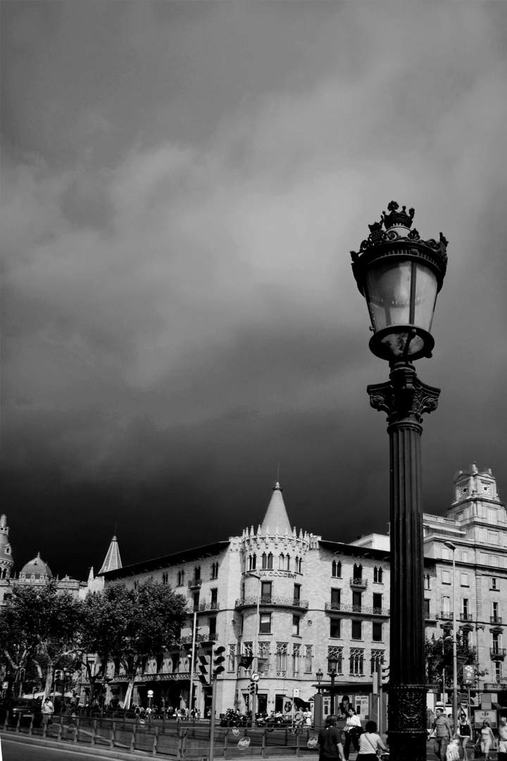 Dunkle Regenwolken am Himmel über Barcelona