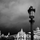 Dunkle Regenwolken am Himmel über Barcelona