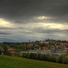 Dunkle Regenwolkenliegen über der Stadt