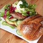 Dunkle Röstmehl-Baguettesemmel mit Senf-Schnitzel, Apfel, Salat und Kräutertopfen