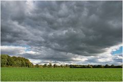 dunkle tief hängende Wolken