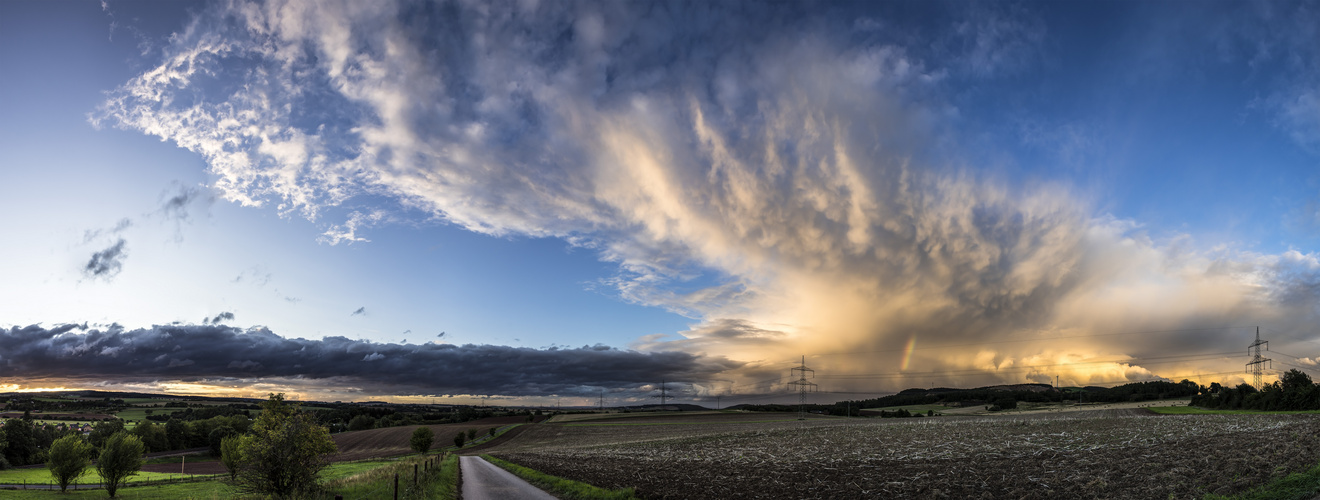 dunkle und helle Regenwolken