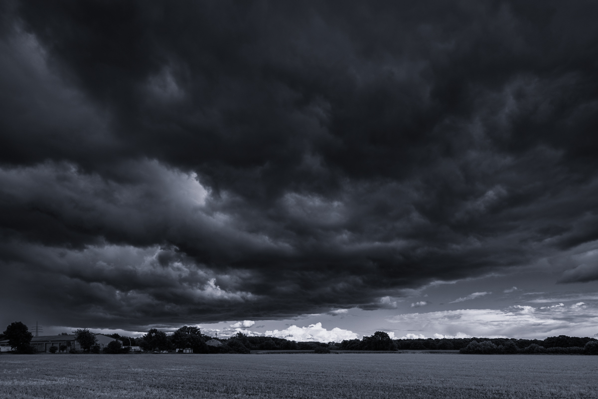 Dunkle wabberten die Wolken II