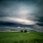 Dunkle Wolke über Pellheim. Von Viehausen aus gesehen.