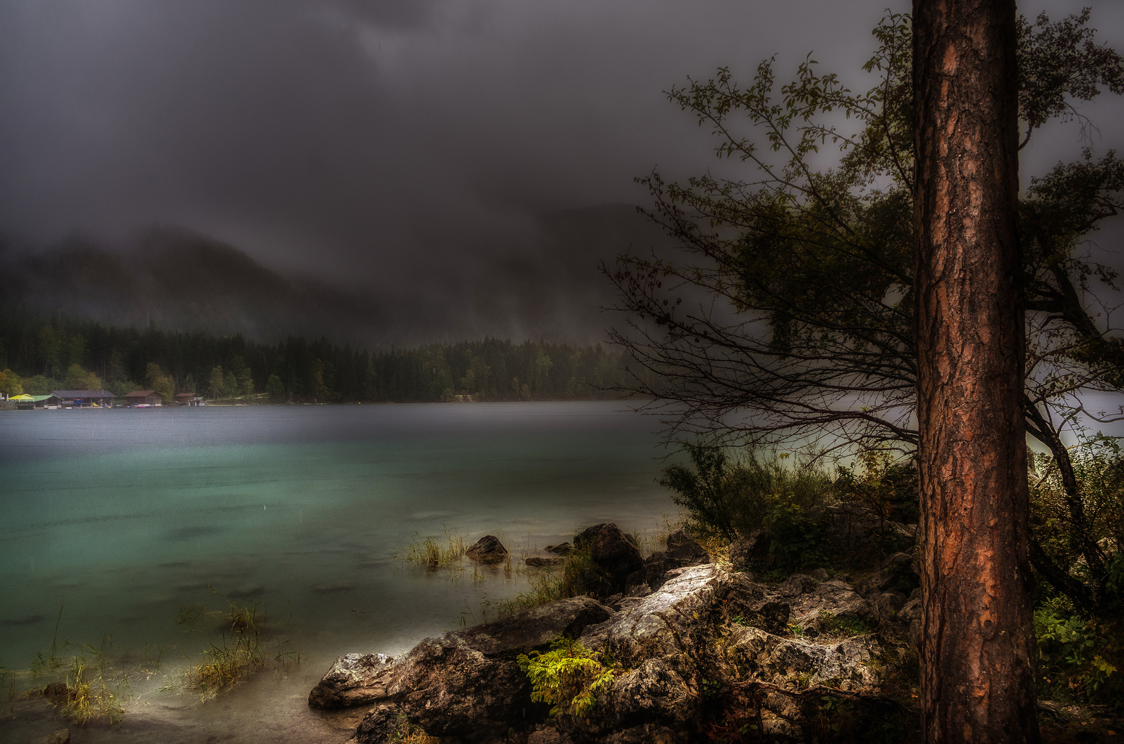 Dunkle Wolken am Eibsee