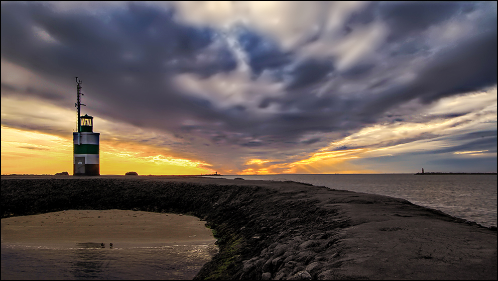 Dunkle Wolken am Leuchtturm